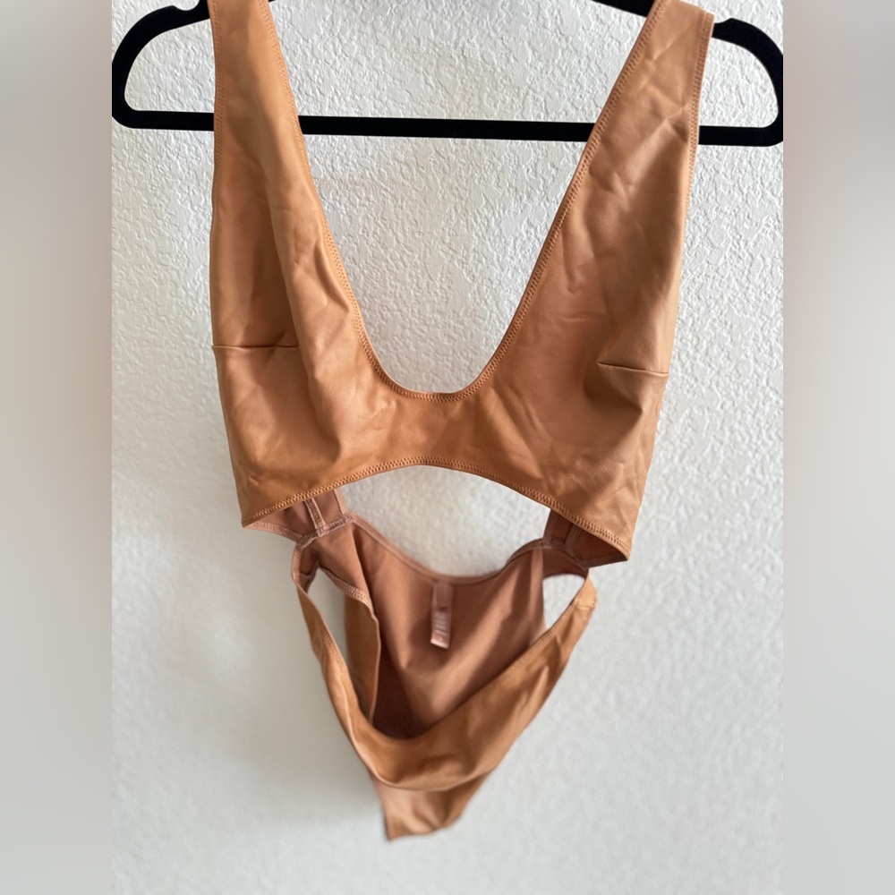 SKIMS  Wet Jersey Cutout One-Piece Bodysuit - Picture 7 of 9